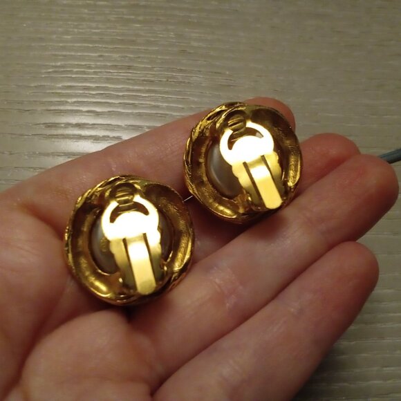 Chanel Vintage Interlocking CC Faux-Pearl Gold Clip On Earrings - Picture 16 of 17
